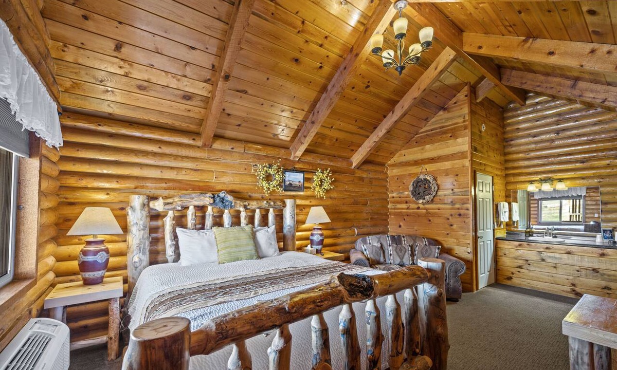 Tropic Cabin | Cabin with King Bed at Bryce Canyon Log Cabins