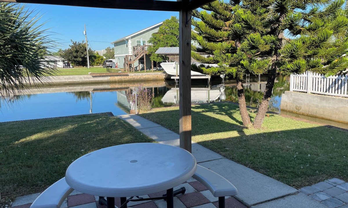 Hudson Beach Estates House | Canalfront 3 Bed 2 Bath Renovated House - Pet Friendly