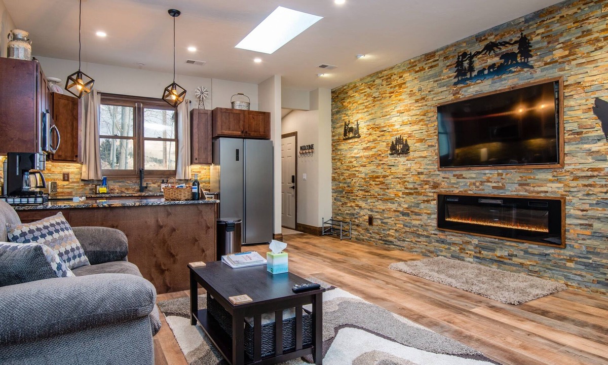 Cripple Creek House | Central A/C*MTN Views*Rain Shower*Fireplace