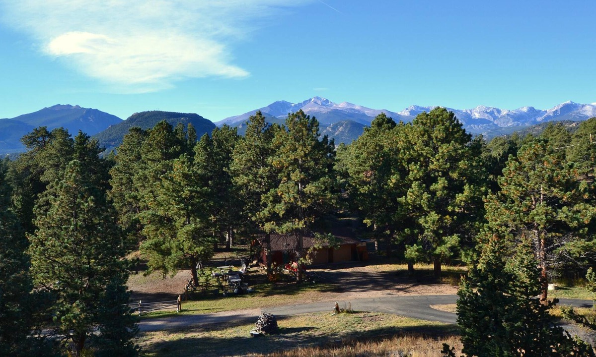 Estes Park Ski Chalet | Chalet Thulite - 5 mins to town & next-door to Rocky Mountain National Park