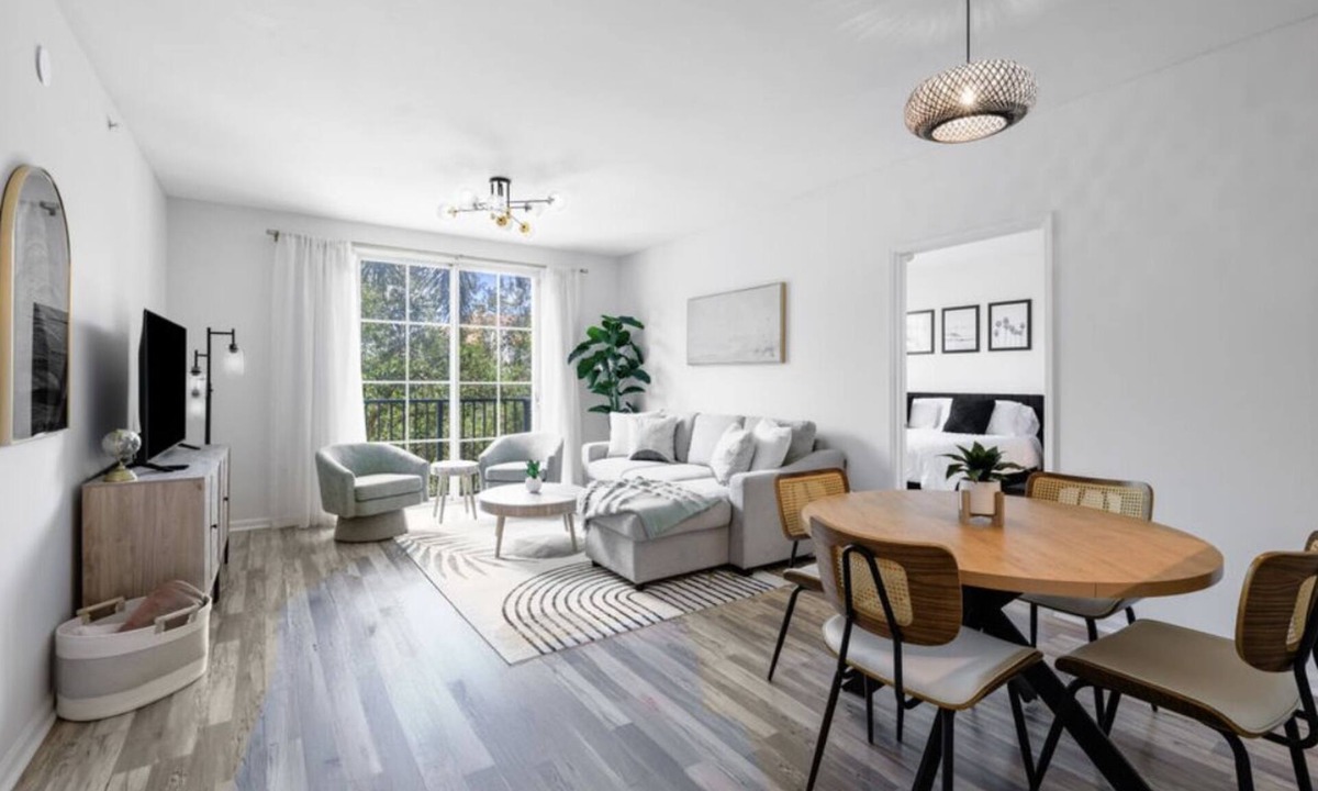 Grandview Heights Bed & Breakfast | Charming 2-bedroom in fabulous City Place West Palm Beach A/C Wifi