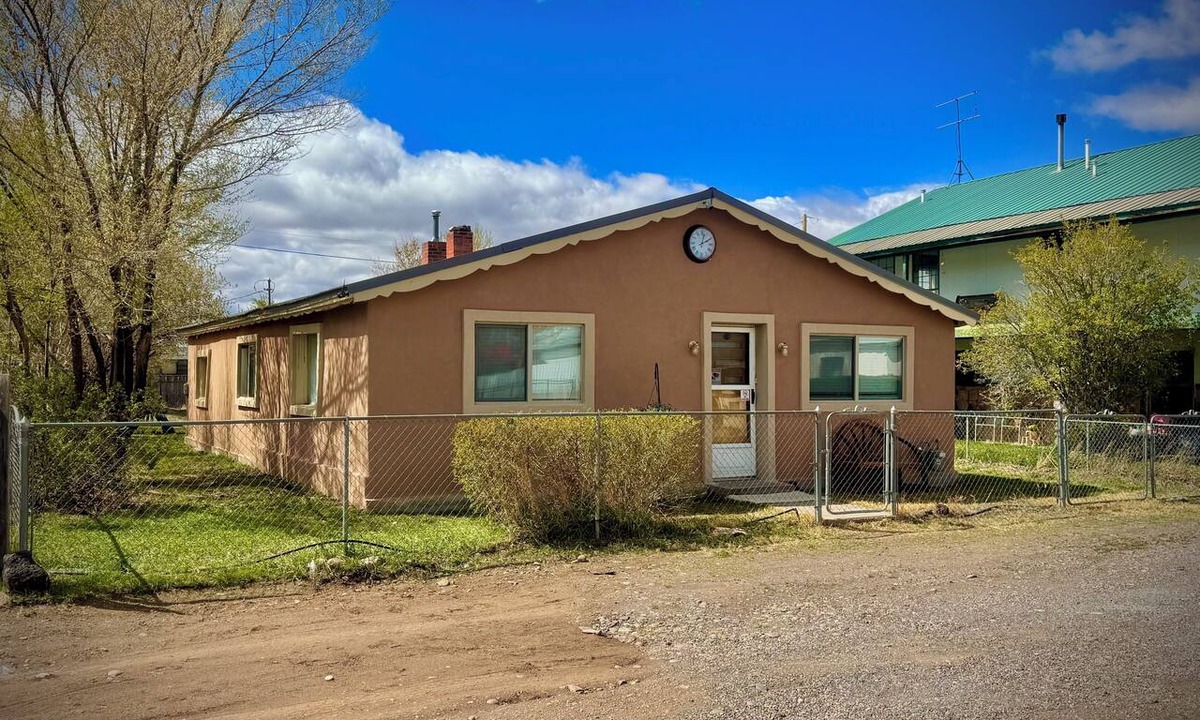 Antonito House | Charming 2-Bedroom Adobe Escape Near Cumbres & Toltec Train.