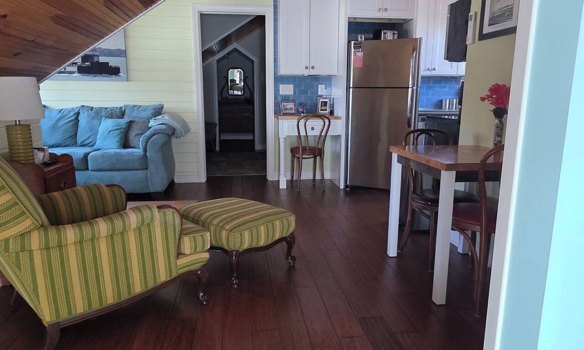 Put-in-Bay Apartment | Charming Couples Get-away at Put-in-Bay. - The Screened Inn