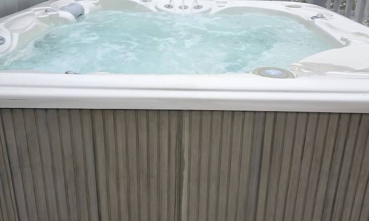 Naples House | Charming Cozy Rambler 3 Bedroom 4 beds 2 bath with Hot Tub and Wheelchair Access