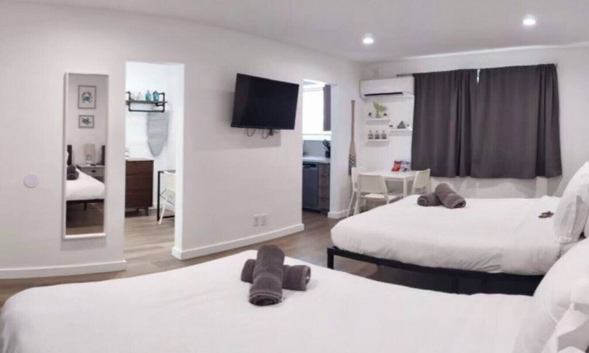 Downtown Hollywood Apartment | Charming DBL w/pool& parking 15 min to FLL & Beach