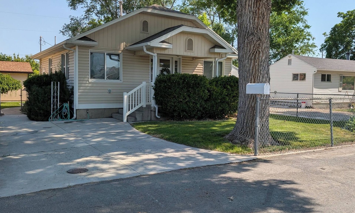 Murray House | Charming Murray Home 2 bed/1 bath 20 min to ski/hike or downtown. 5 min to IMC.