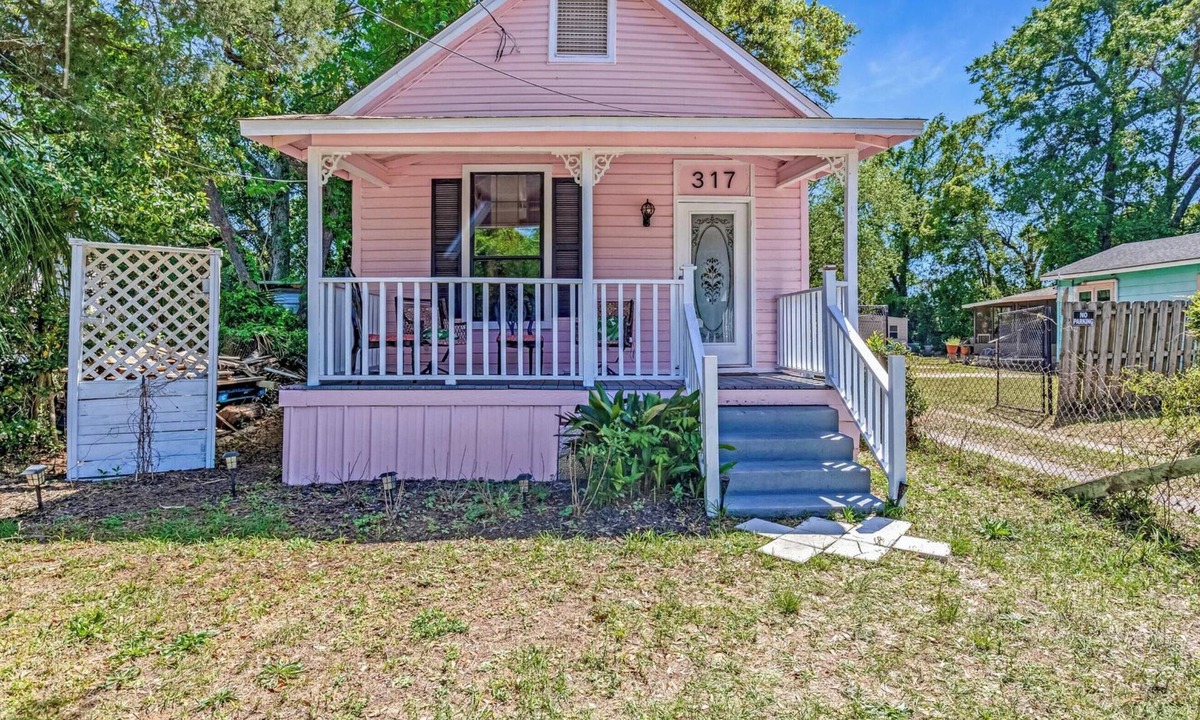 Southeast Pensacola Cottage | Charming pink 2-bedroom cottage in gorgeous Pensacola with AC