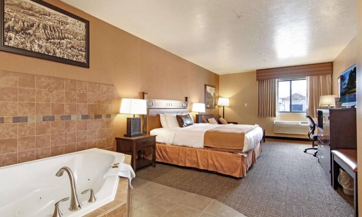 Bryce Canyon Hotel | Charming Retreat amidst Nature! Free Breakfast. Indoor Pool, Free Parking!