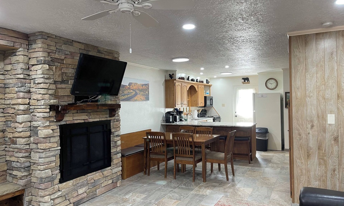 Red River Apartment | Claim Jumper #19 Townhouse