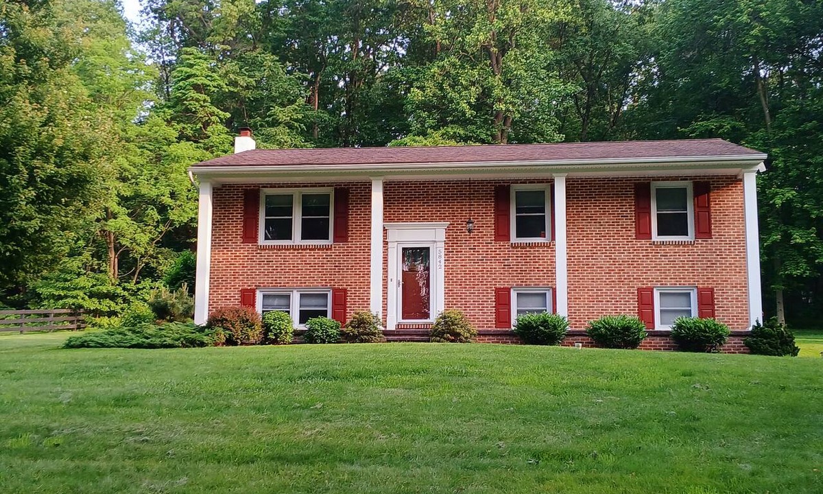 Narvon House | Comfortable Split Level with Hot Tub, High Speed Internet