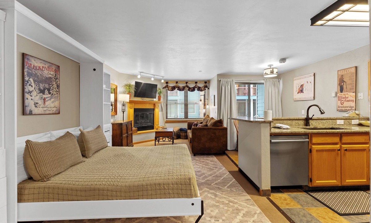 Historic District Condo | Condo w/Private Patio & Courtyard Access, Close to Main Street Activities!