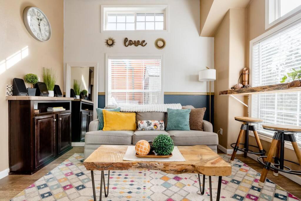 Woodland Park Apartment | Cozy 1BR Chalet Pikes Peak Grill and Relaxing Patio
