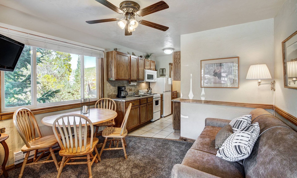 Breckenridge Condo | Cozy, Corner Top Floor Unit in Perfect Downtown Location | PM8B