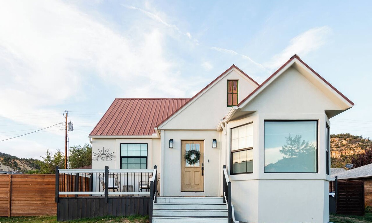 Orderville House | Cozy Cottage Between Zion and Bryce! Family Friendly, Firepit with Mountain View