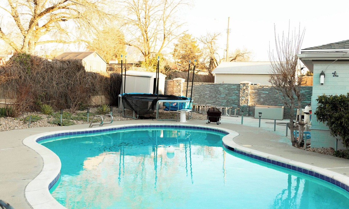 Sandy House | Cozy home with a pool, hot tub & steam shower