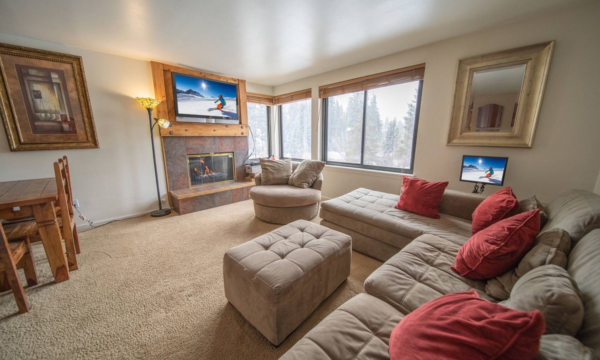 Lakeside Village Condo | Cozy Keystone Studio | Lake, Trails, + Pool
