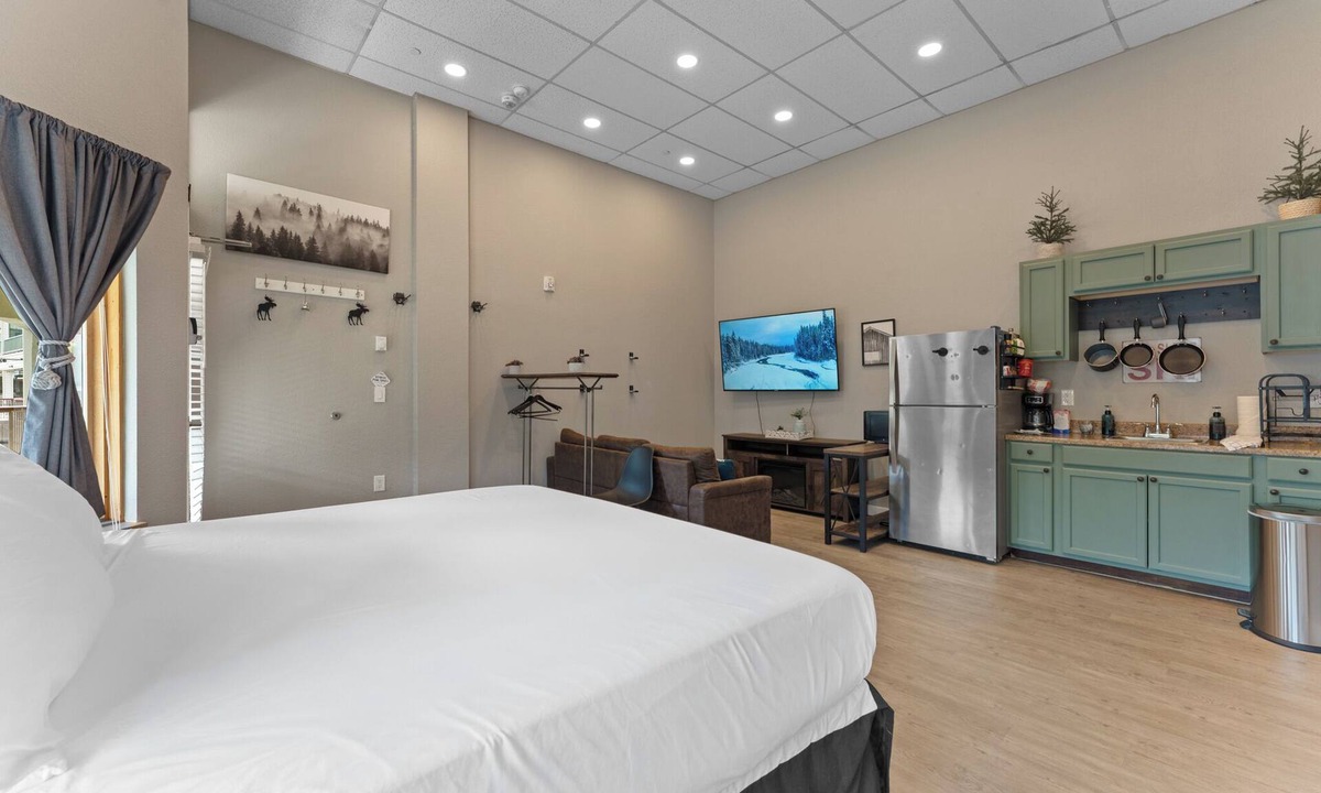 Lakeside Village Condo | Cozy Lakeside Studio – Pool Access & Minutes from the Slopes!