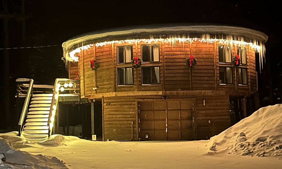 Sherwood Forest Cabin | Cozy snow globe like cabin in Blue River forest 7 min to Breck. On bus route!