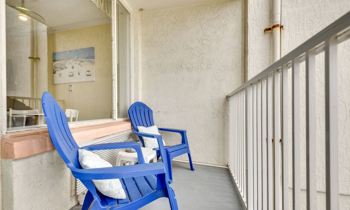 Lenox Park Apartment | Daytona Beach Studio w/Private Lanai 1 Mi to Pier