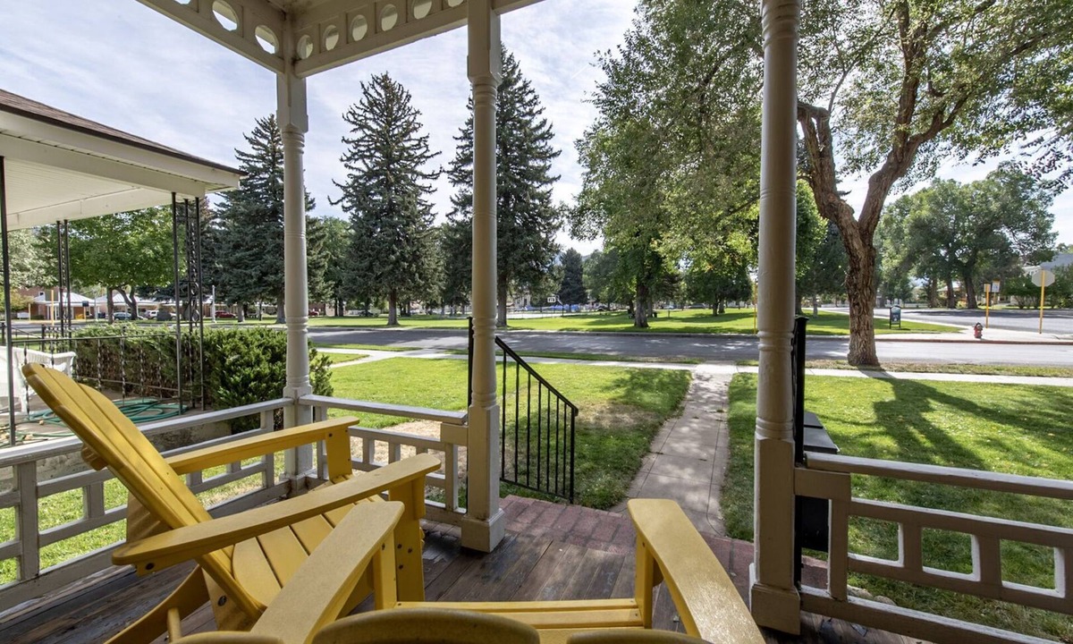 Salida House | Dog Friendly Prime Location Outdoor Dining Area