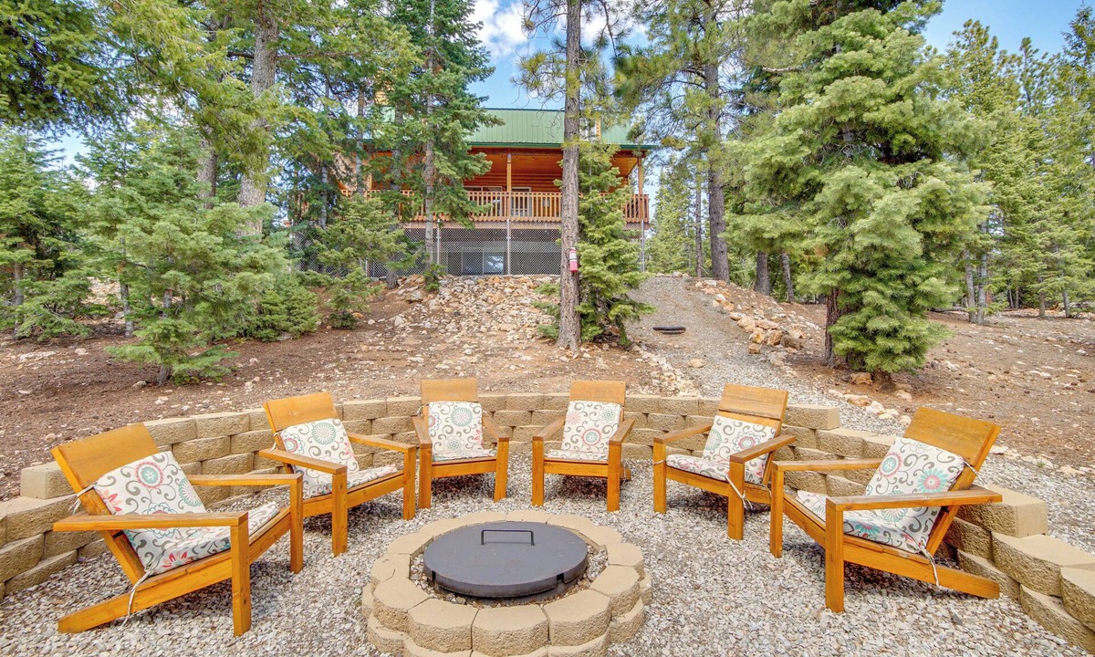 Meadow View Heights Cabin | Duck Creek Village Cabin Near National Forest!