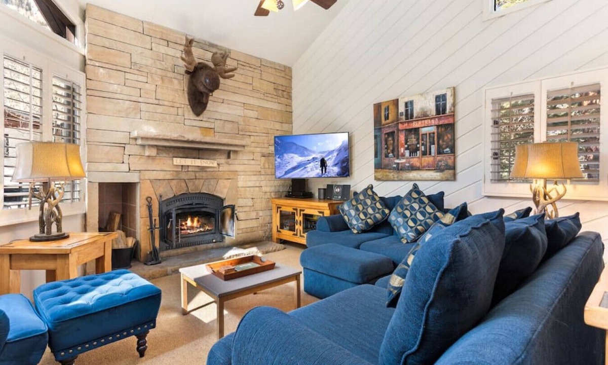 Vail Villa | East Vail Townhome - Hot Tub & Close to Bus Stop