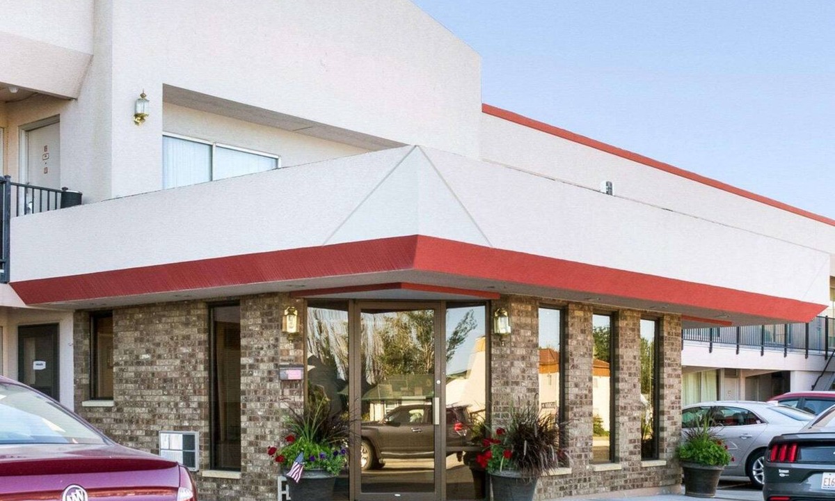 Pinnacles Entrance Badlands Hotel | Econo Lodge Wall