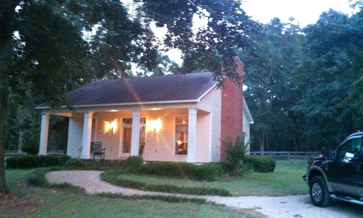 Monticello Cottage | Elegant 2 Bedroom, 2 Bath Guest House close to Tallahassee. Whole Home Generator