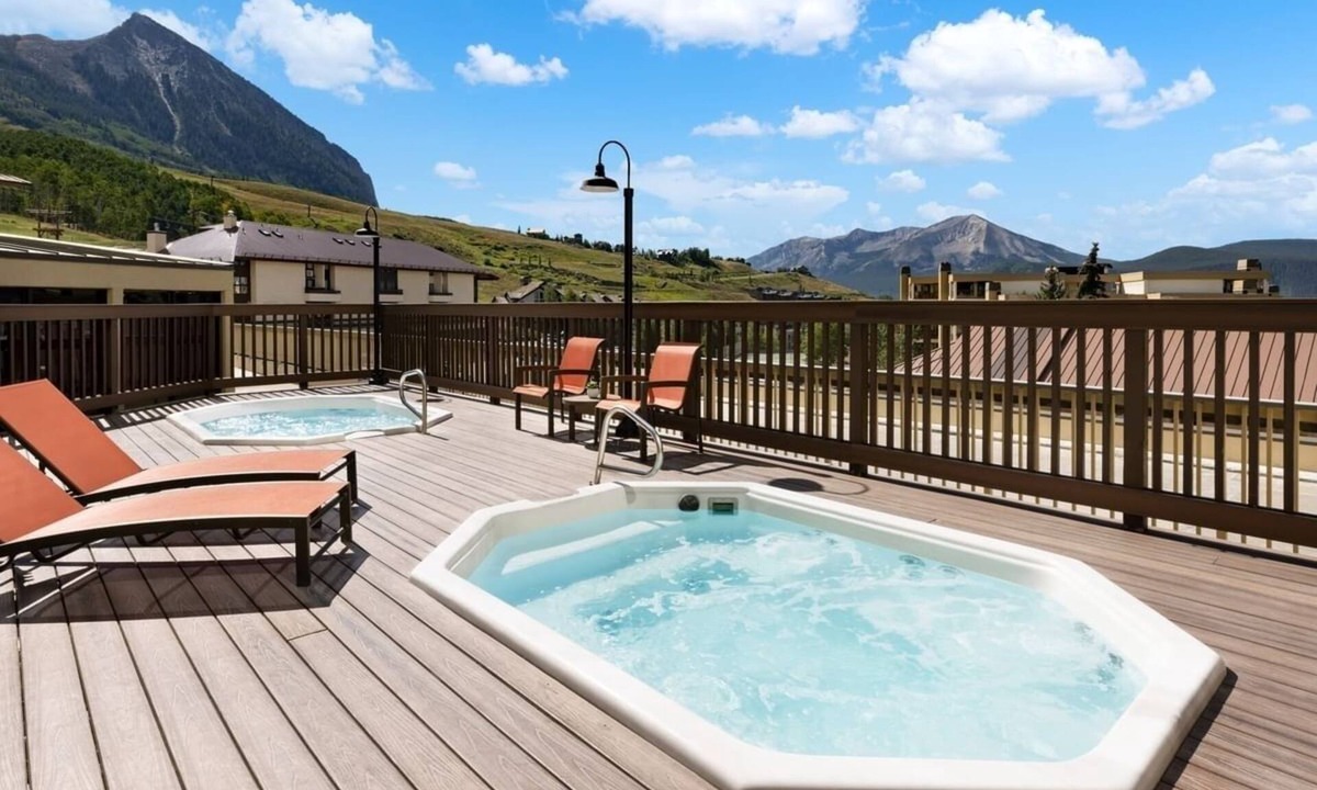 Mount Crested Butte Hotel | Enjoy Stunning Views at a Scenic Room Near Crested Butte | Pet-friendly