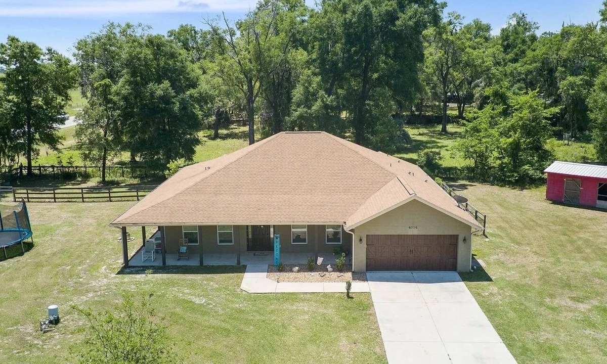 Ocala House | Entire Home, 5 minutes to WEC and FAST, 3bd, 3 bath FENCED 1 acre King bed.