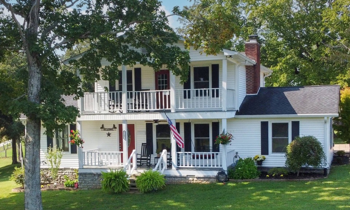 Dickson County House | Escape to the countryside with the Farmhouse at Carmels Landing!