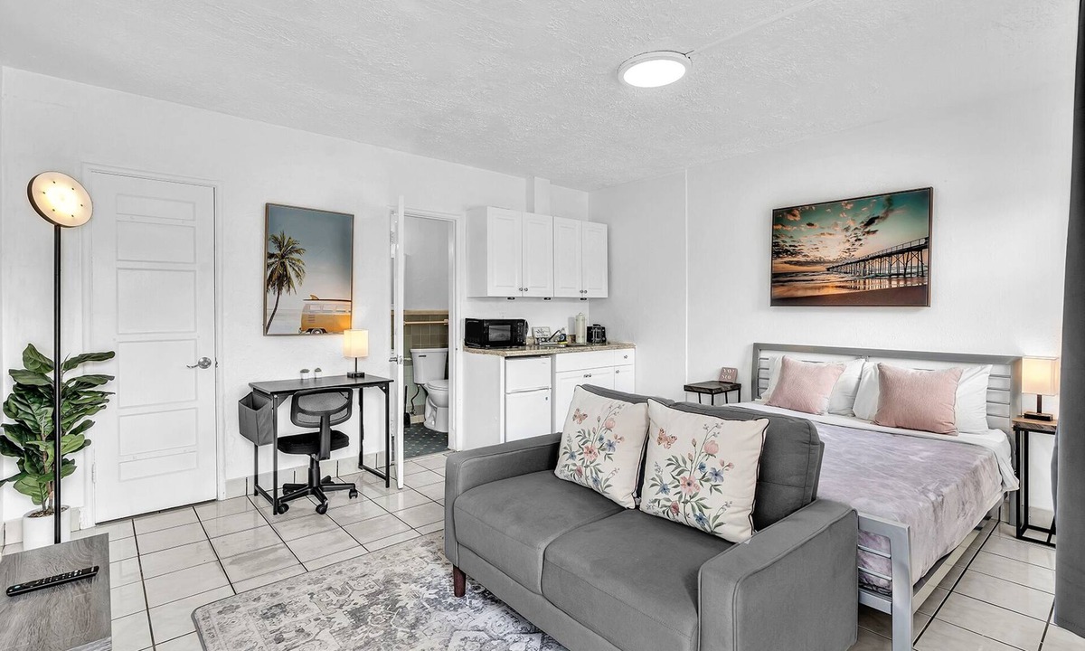 Downtown Hollywood Apartment | Executive Studio @ Hollywood Blvd & Near Beach