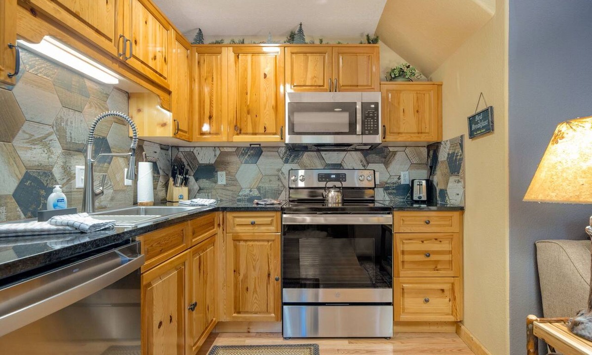 Fall River Estates Condo | Fall River Riverfront Condo + Private Hot Tub