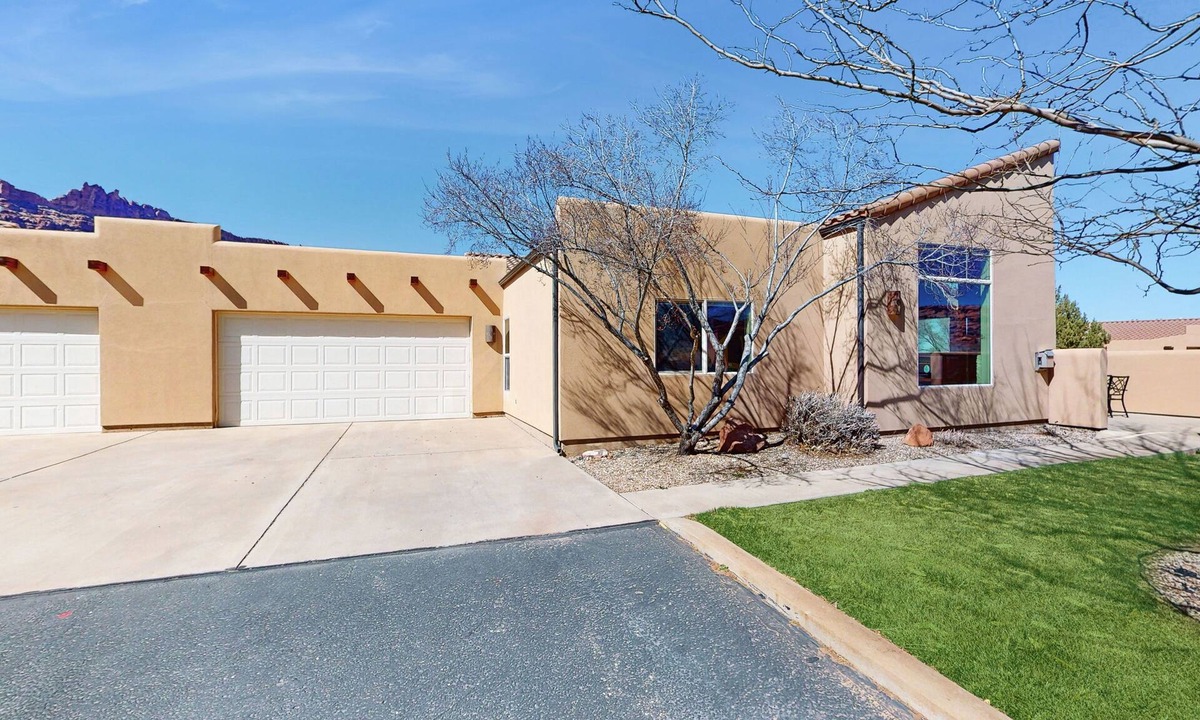Moab South Valley House | Family-Friendly Home with Shared Seasonal Hot Tub and Pool and Mountain Views