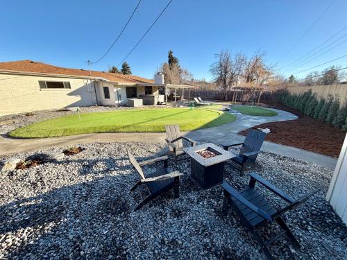 Littleton House | Family Fun Hub - Games, Hot Tub, Putting Greens