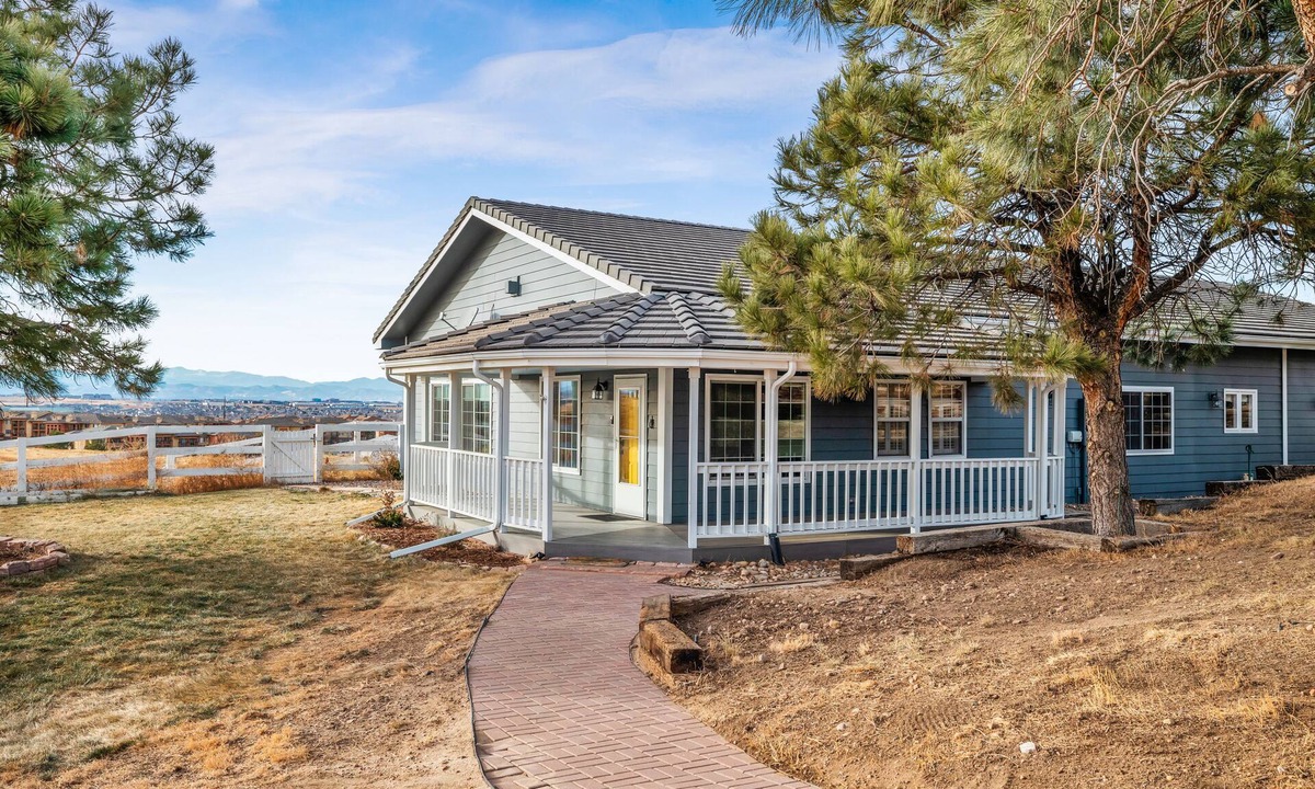 Parker House | FARMHOUSE W/MOUNTAIN VIEWS!