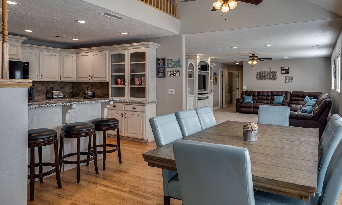 La Verkin House | Fast WiFi, 6 bd, 4.5 ba, sleeps 22 in beds, SwingSet Foosball PingPong pool tbl