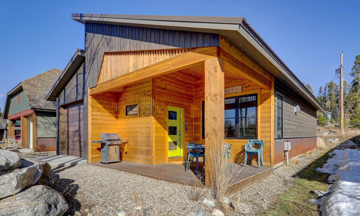 Grand Lake Cabin | Fireplace & Deck: Modern Cabin in Grand Lake!