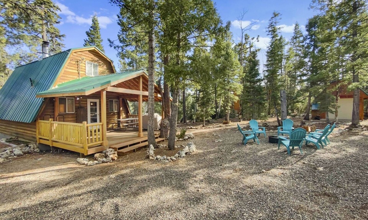 Meadow View Heights Cabin | Fireside Cottage private & located in Duck Creek Village near National Parks
