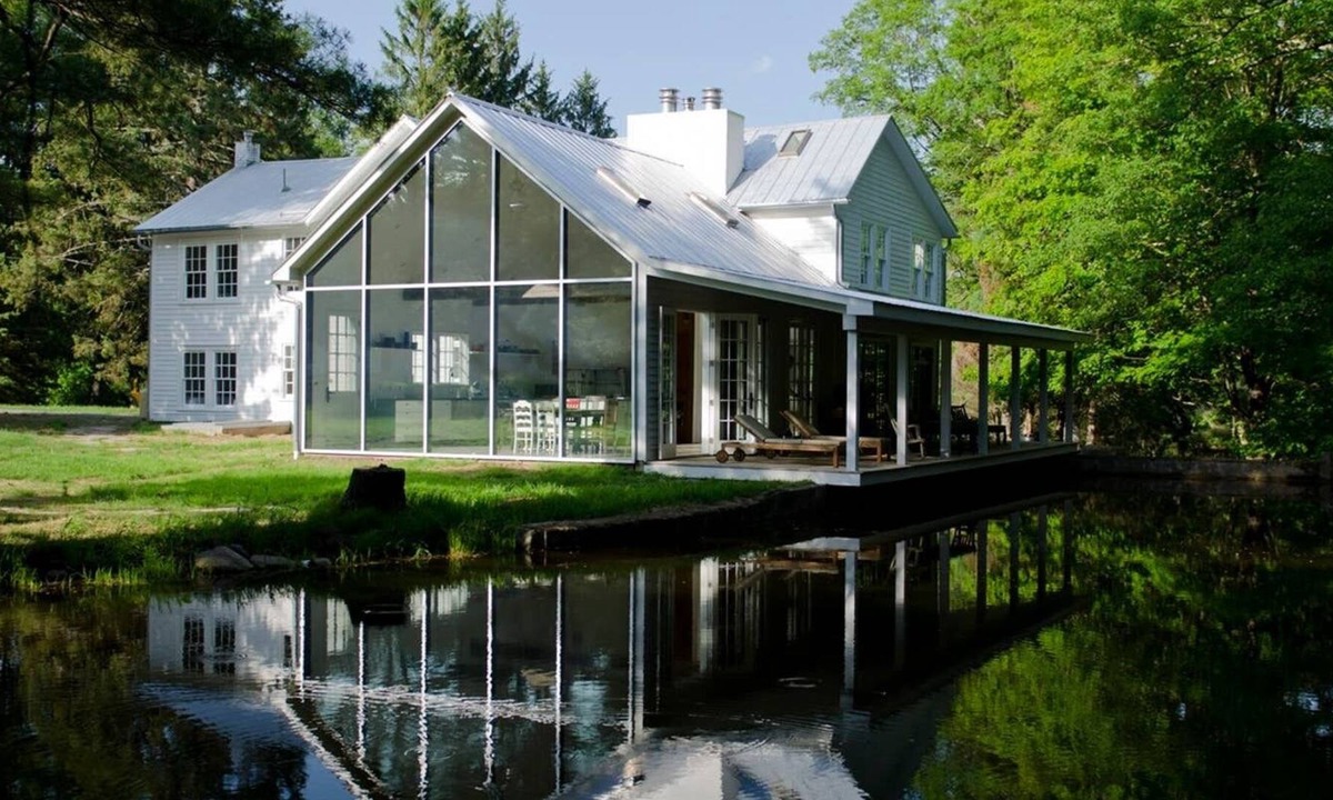 Town of Highland House | Floating Farmhouse