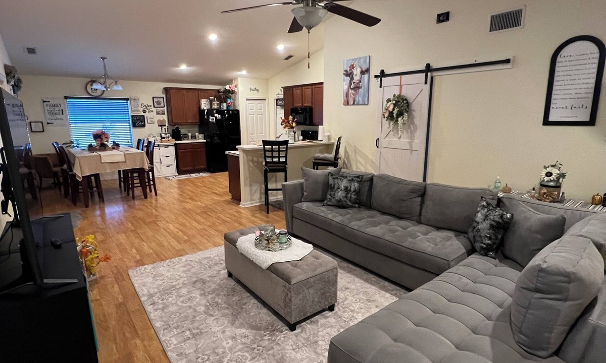Winter Haven House | Florida Chill Sunshine by Day, Fire Pit Nights — 3BR with AC in Winter Haven