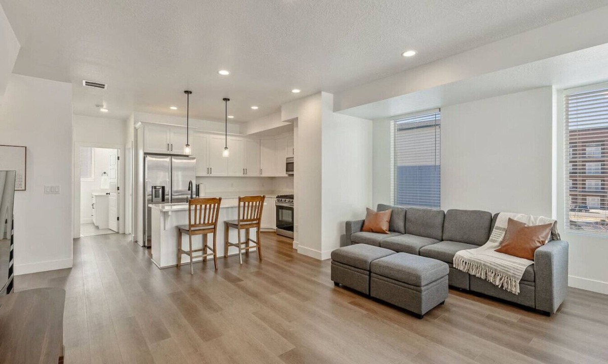 Sandy Villa | Foothill Flat | Brand New | Garage | Near Ski Canyons