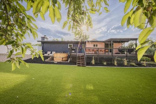 Applewood Villages House | For Families and Large Groups Hot Tub Turf Yard Outdoor Dining and Games