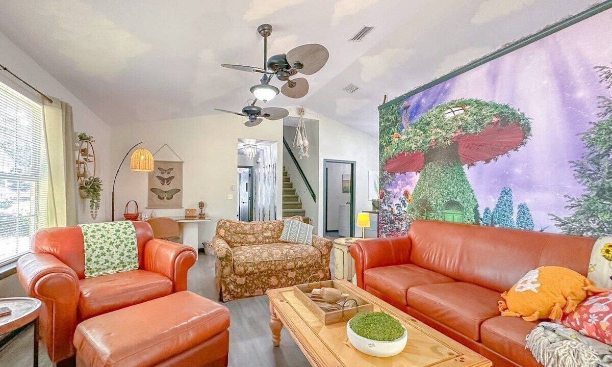 Tallahassee House | Game Room-Dogs-Fence yrd- King Bed
