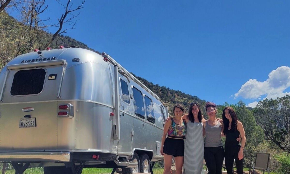 Glenwood Springs House | ✨ Glenwood Luxe Airstream Escape ♨️ ⛰️ 🌌 ✦ Hot Tub ✦ Near Springs & Downtown