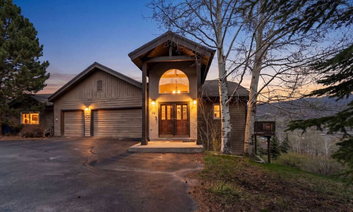Edwards House | Gold Dust Getaway | Hot tub | Near Ski Resorts