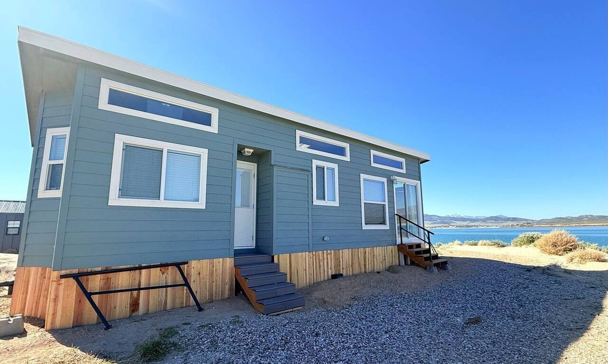 Levan Cabin | Gorgeous Tiny House on Yuba Lake for a Unforgettable Glamping Getaway in Utah