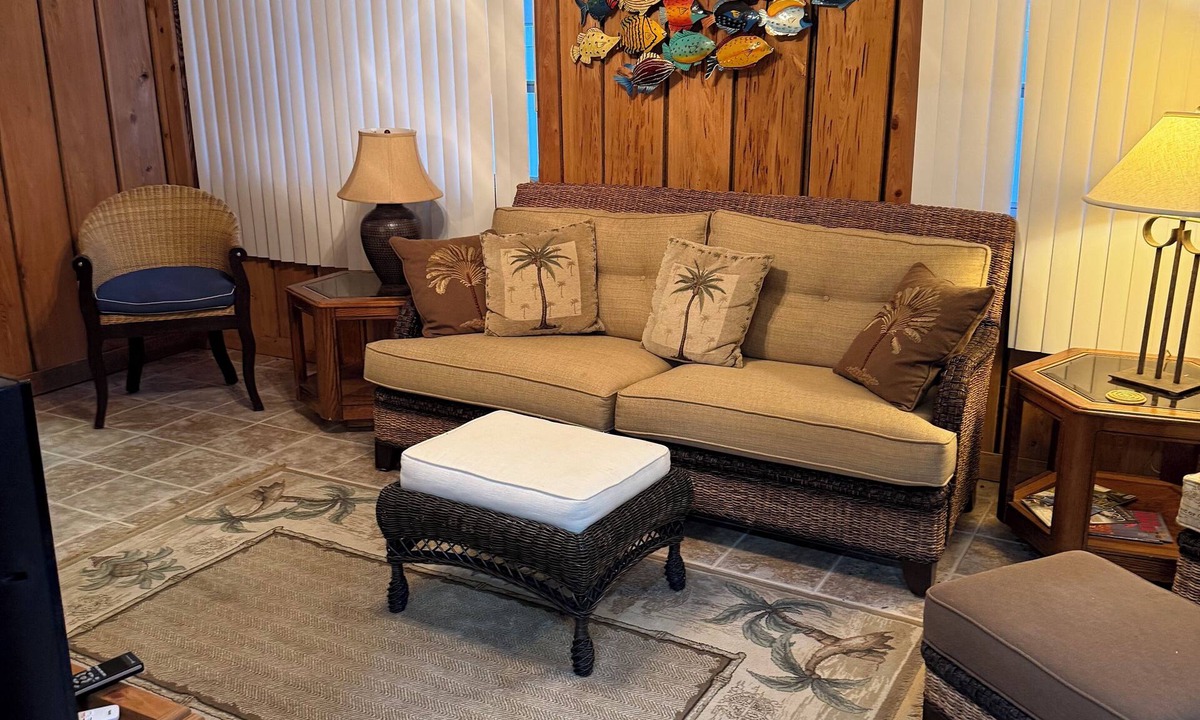 Fedhaven House | Gorgeous Waterfront 3-bedroom house with AC in charming Lake Wales. With docks