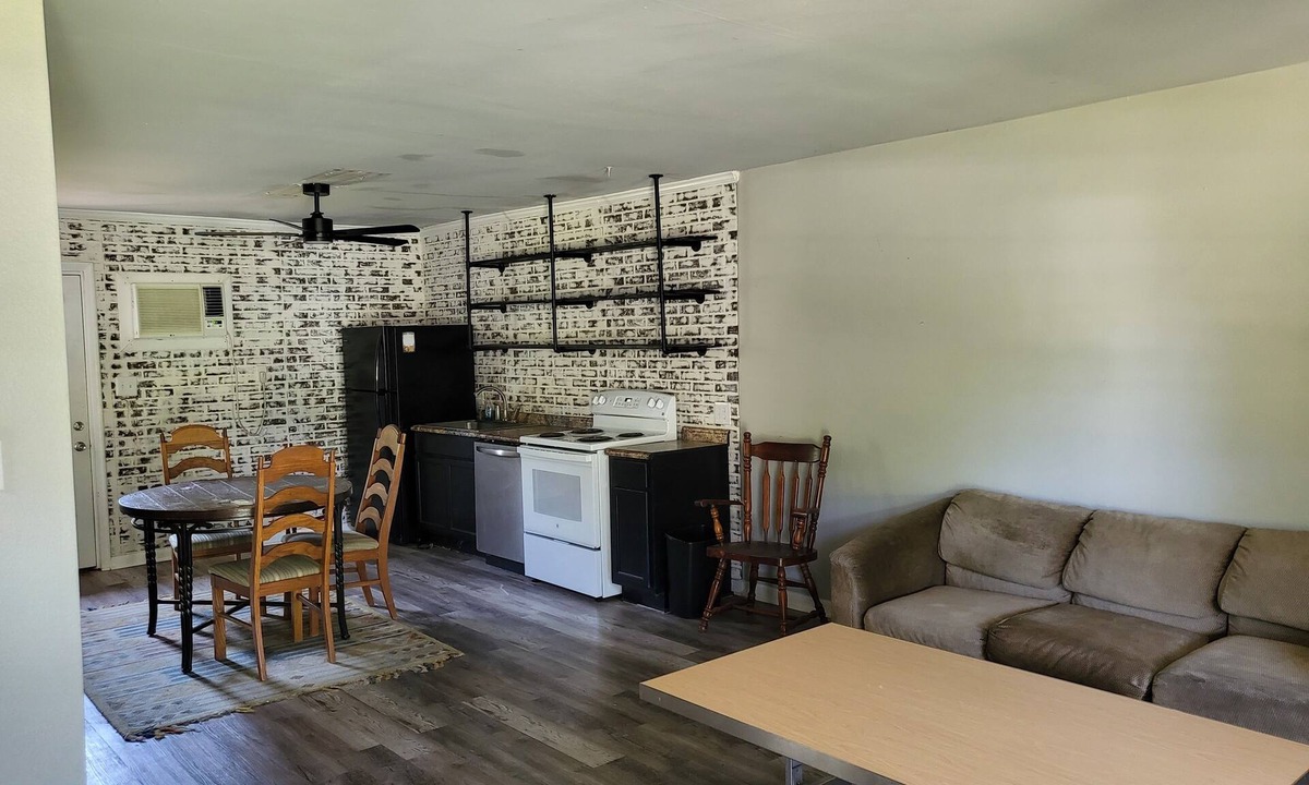Panama City House | Great Area, 3 blocks to the Bay, just 7 miles to PCB. Lots of parking, Big yard!