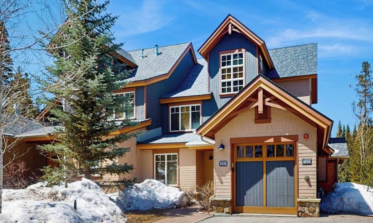 Keystone Condo | Ground level condo w/shared pool table & outdoor pool/hot tub - Dogs ok